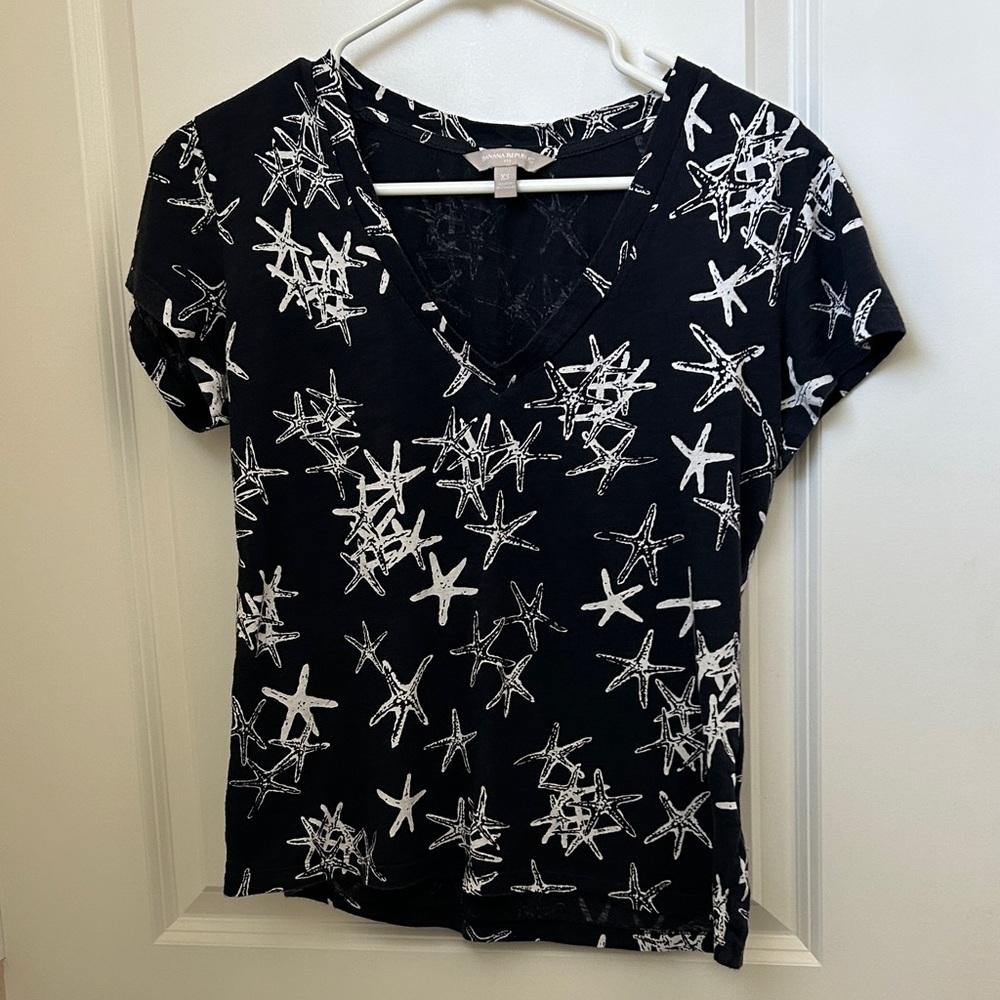 Banana Republic Starfish Print V-Neck Tee (S)